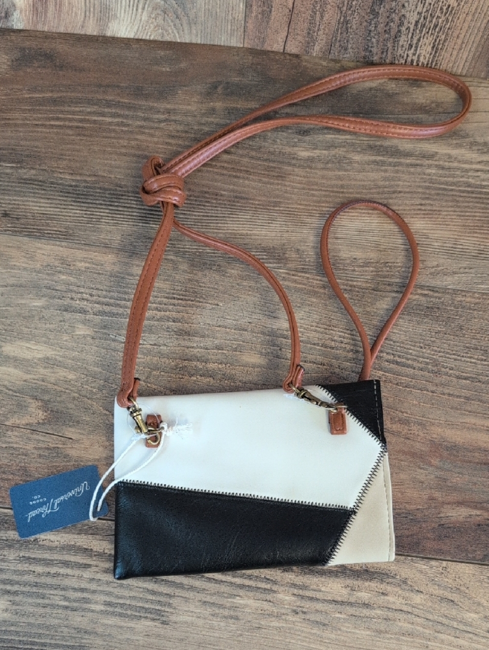 Universal Thread Patchwork Crossbody Wristlet      NWT               AB172 - Picture 4 of 6